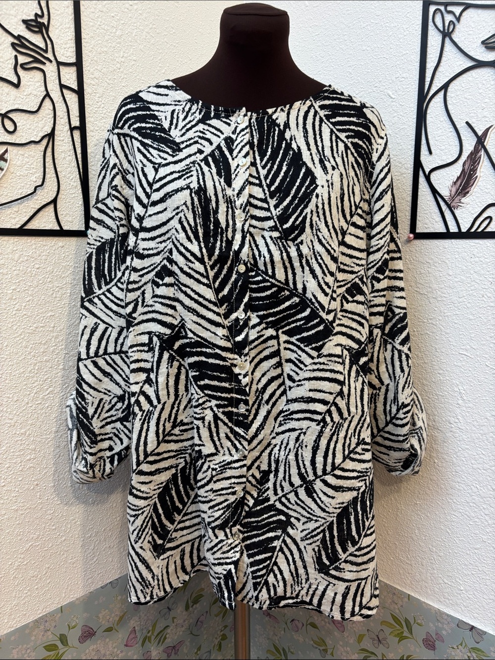 Cynthia Rowley black and white linen leaf print button front top. Size 1X.